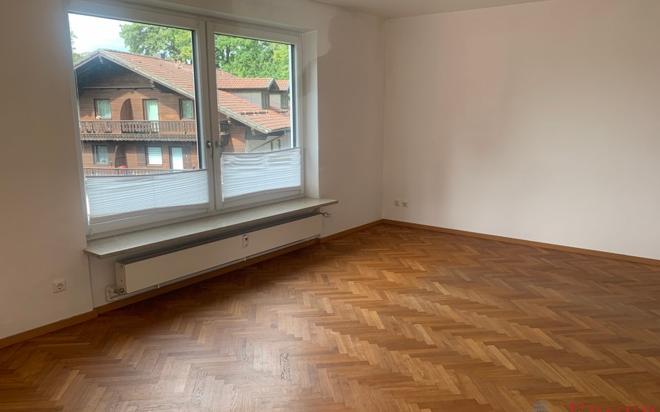 Wohnzimmer mit Parkettboden